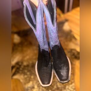 Custom Azulado Cowboy
Boots - Brand New,
Unique Design - Size 9 EE